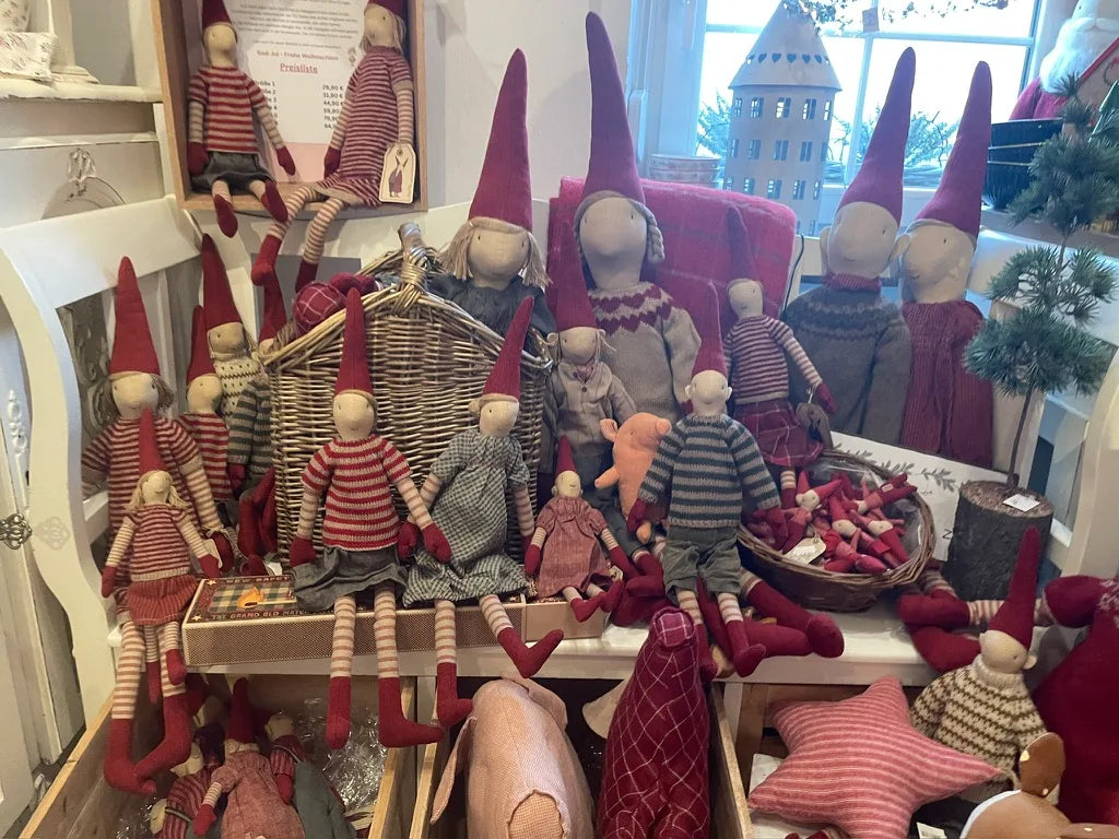 Eine ganze Familie rotbemützter Wichtel im ALSABA-Lädchen, Weihnachten 2025