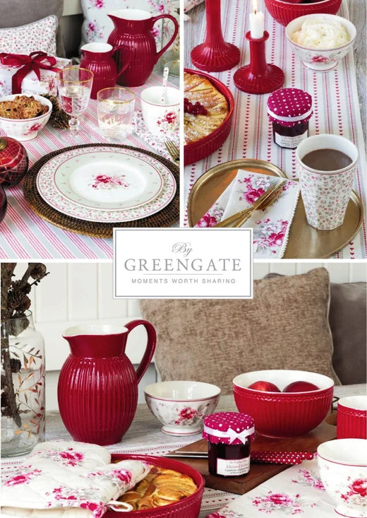 Katalogseite mit festlich gedecktem Tisch und GreenGate-Geschirr