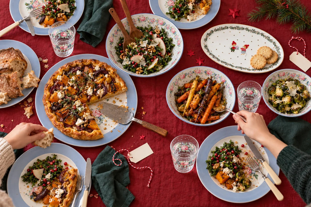 Weihnachtlicher Mitbring-Tisch von oben mit GreenGate Joanni-Servierplatte