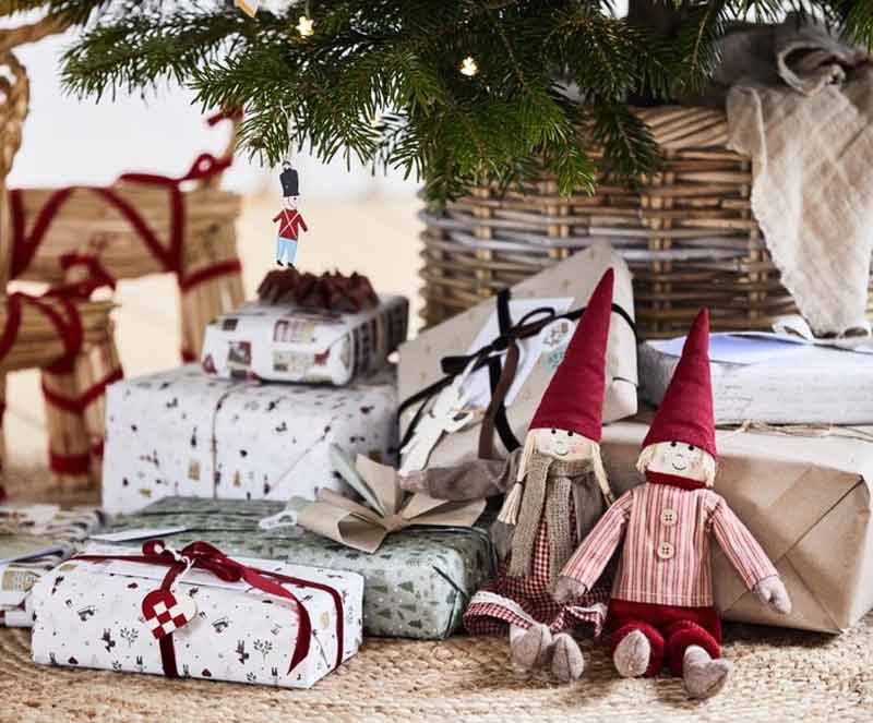 Geschenkpapier unter Tannenbaum