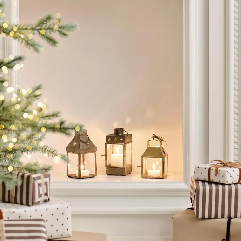 Ib Laursen Laternen mit Kerzen in einer hellen weihnachtlichen Fensternische