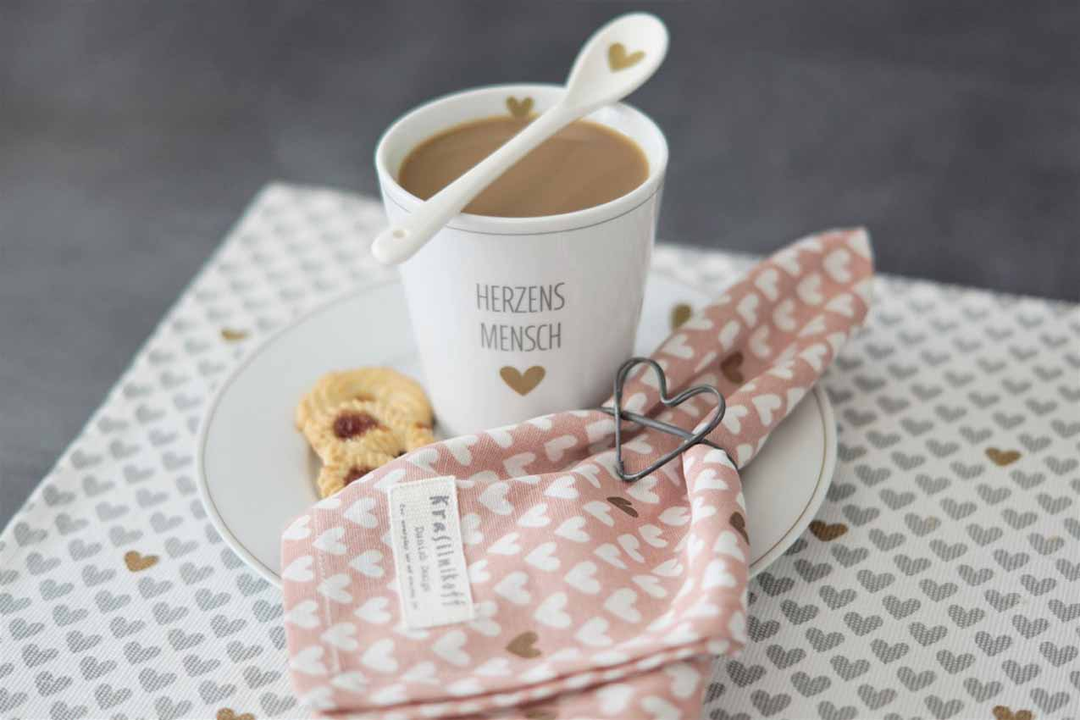 Krasilnikoff Tasse auf Teller mit Serviette