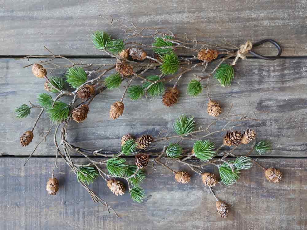 Weihnachtsgirlande mit Zapfen