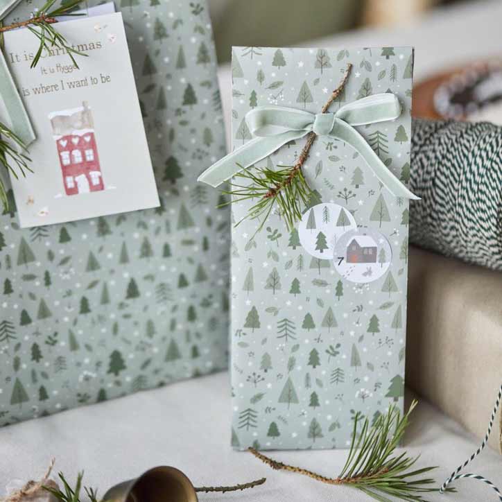 Geschenktüte mit grünen Tannenbäumen