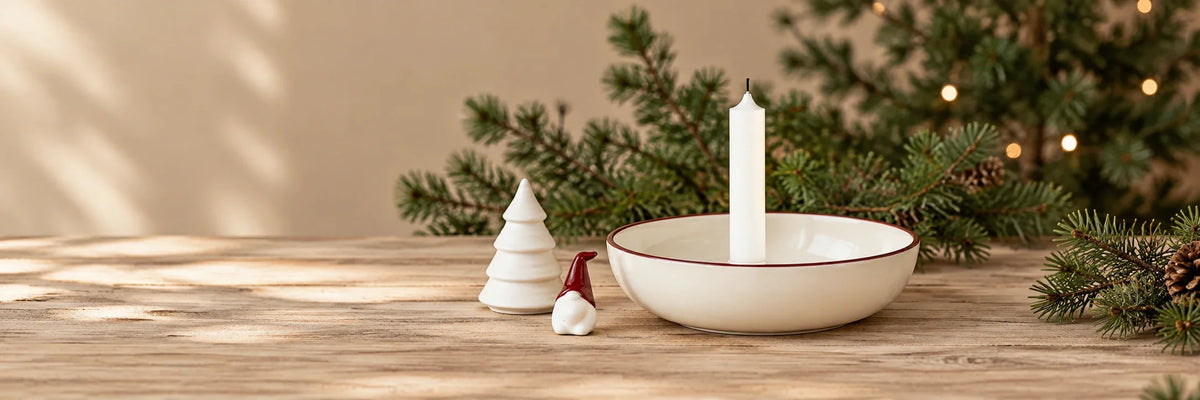 Weihnachtliche Dekoszene mit Lidatorp Jubileum, roter Malte-Wichtelfigur und weißem Keramikbaum von Storefactory