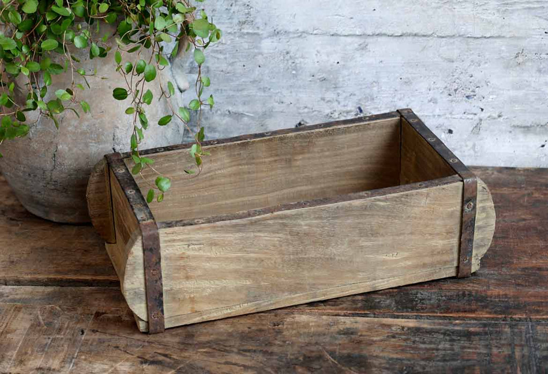 Ziegelform aus Holz auf Tisch
