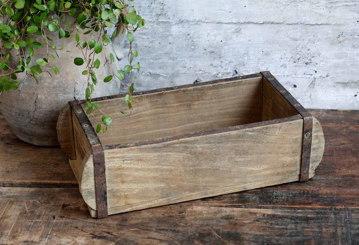 Ziegelform aus Holz auf Tisch
