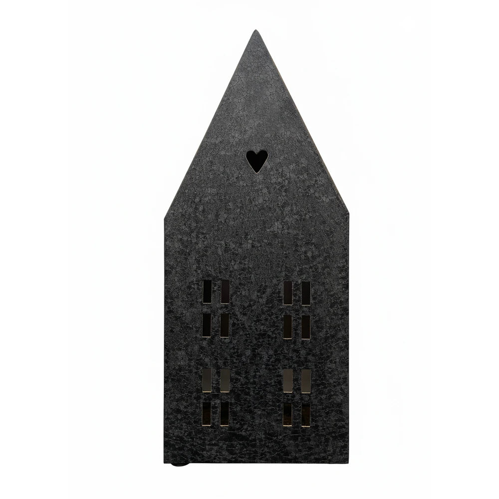 Das Alsaba Home Lichthaus für Kerzen aus Metall in Schwarz-Gold hat die Form eines Hauses mit spitzem Dach, vier rechteckigen Fensterausschnitten und einem herzförmigen Ausschnitt in der Nähe der Spitze auf weißem Hintergrund.