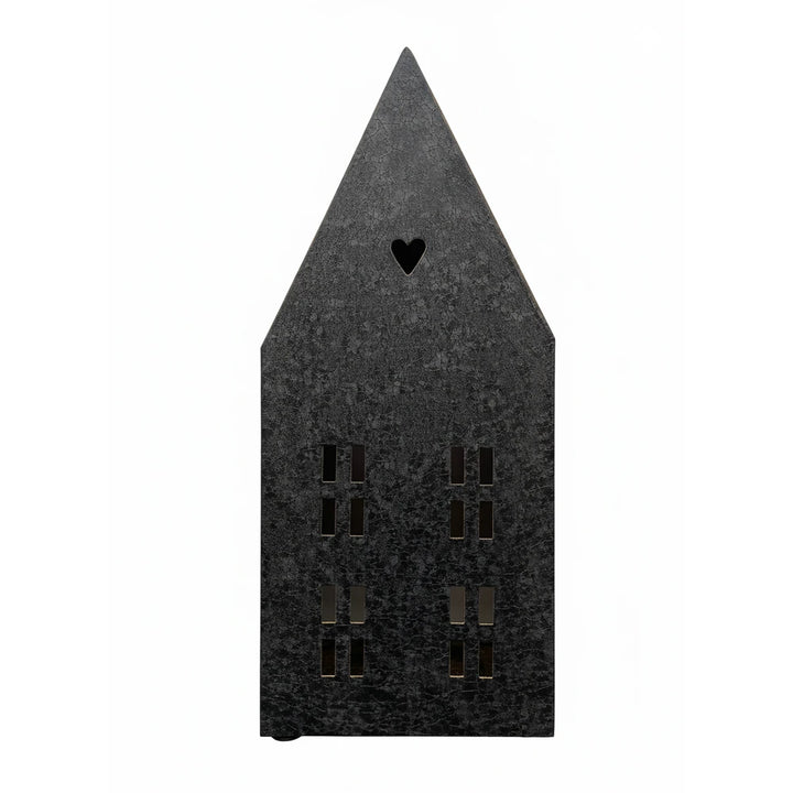 Das Alsaba Home Lichthaus für Kerzen aus Metall in Schwarz-Gold hat die Form eines Hauses mit spitzem Dach, vier rechteckigen Fensterausschnitten und einem herzförmigen Ausschnitt in der Nähe der Spitze auf weißem Hintergrund.