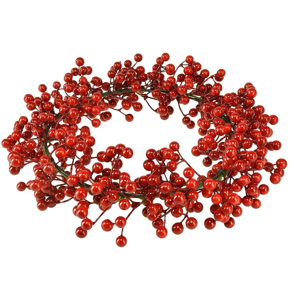 Der Alsaba Home Beerenkranz winterlicher Dekokranz ist ein kreisförmiger künstlicher Kranz aus ineinander verschlungenen Zweigen und Büscheln von glänzenden roten Beeren.