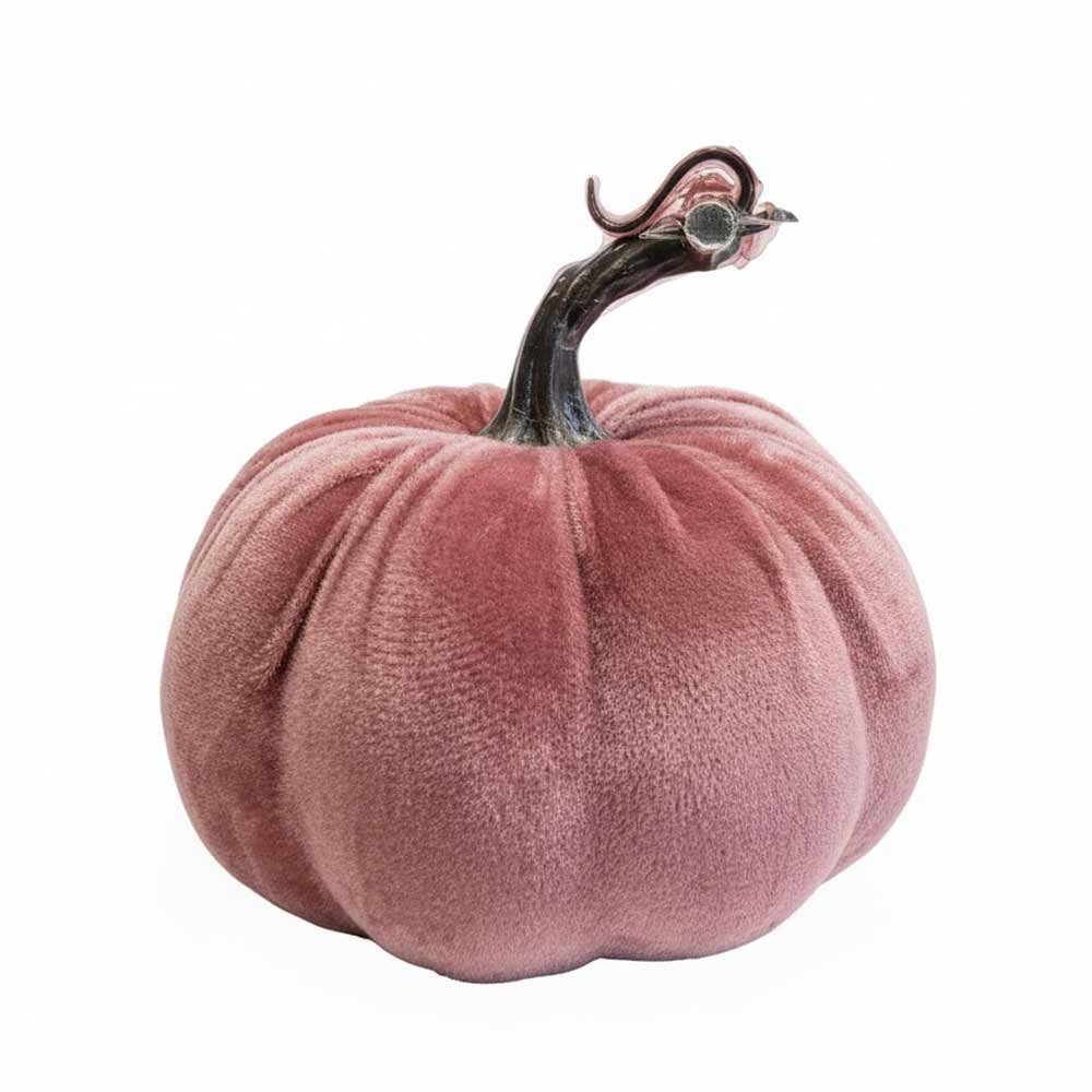 Der Alsaba Home - Kürbis Deko Samt ist ein plüschiger rosa Samtkürbis mit einem dunklen, gebogenen Stiel, der vor einem weißen Hintergrund gezeigt wird.