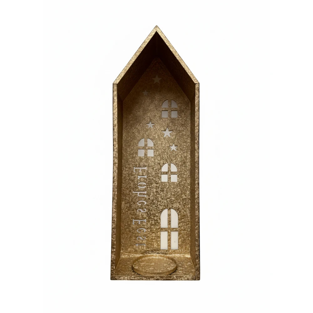 Das Lichthaus Liebe macht ein Zuhause" von Alsaba Home ist eine goldene, hausförmige Metalllaterne mit ausgeschnittenen Fenstern, Sternen und einem dekorativen Text auf der Vorderseite - perfekt für Kerzen.