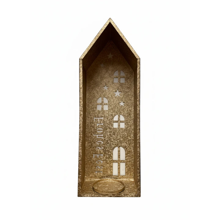 Das Lichthaus Liebe macht ein Zuhause" von Alsaba Home ist eine goldene, hausförmige Metalllaterne mit ausgeschnittenen Fenstern, Sternen und einem dekorativen Text auf der Vorderseite - perfekt für Kerzen.