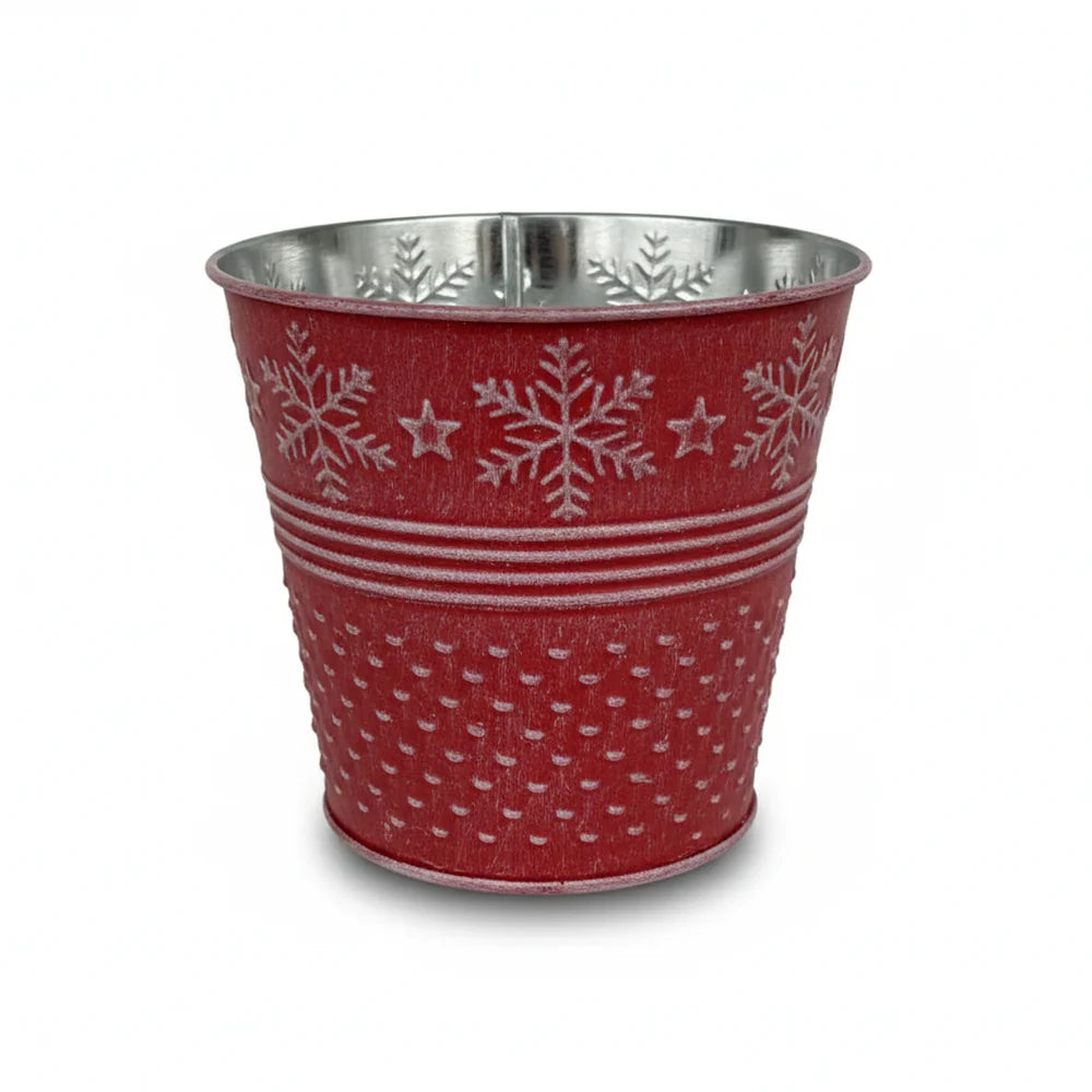 Der Alsaba Home Metall Übertopf Weihnachten Rot ist ein roter Metalleimer mit weißen Schneeflocken- und Sternmustern, dekorativen horizontalen Linien und einem strukturierten Punktedesign auf der unteren Hälfte.