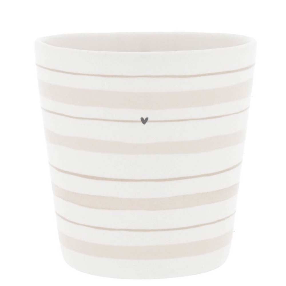 Bastion Collections - Becher Watercolour Streifen Natur: Eine weiße Tasse mit horizontalen beigen Streifen und einem kleinen schwarzen Herz in der Mitte.