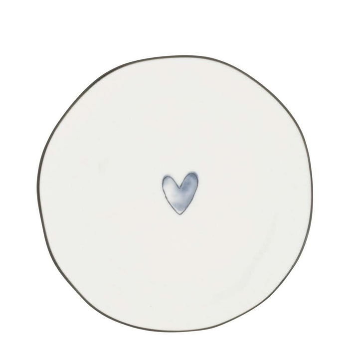 Ein Bastion Collections – Beilagenteller Iris Blue Heart Teller mit einem kleinen blauen Herzmuster in der Mitte.