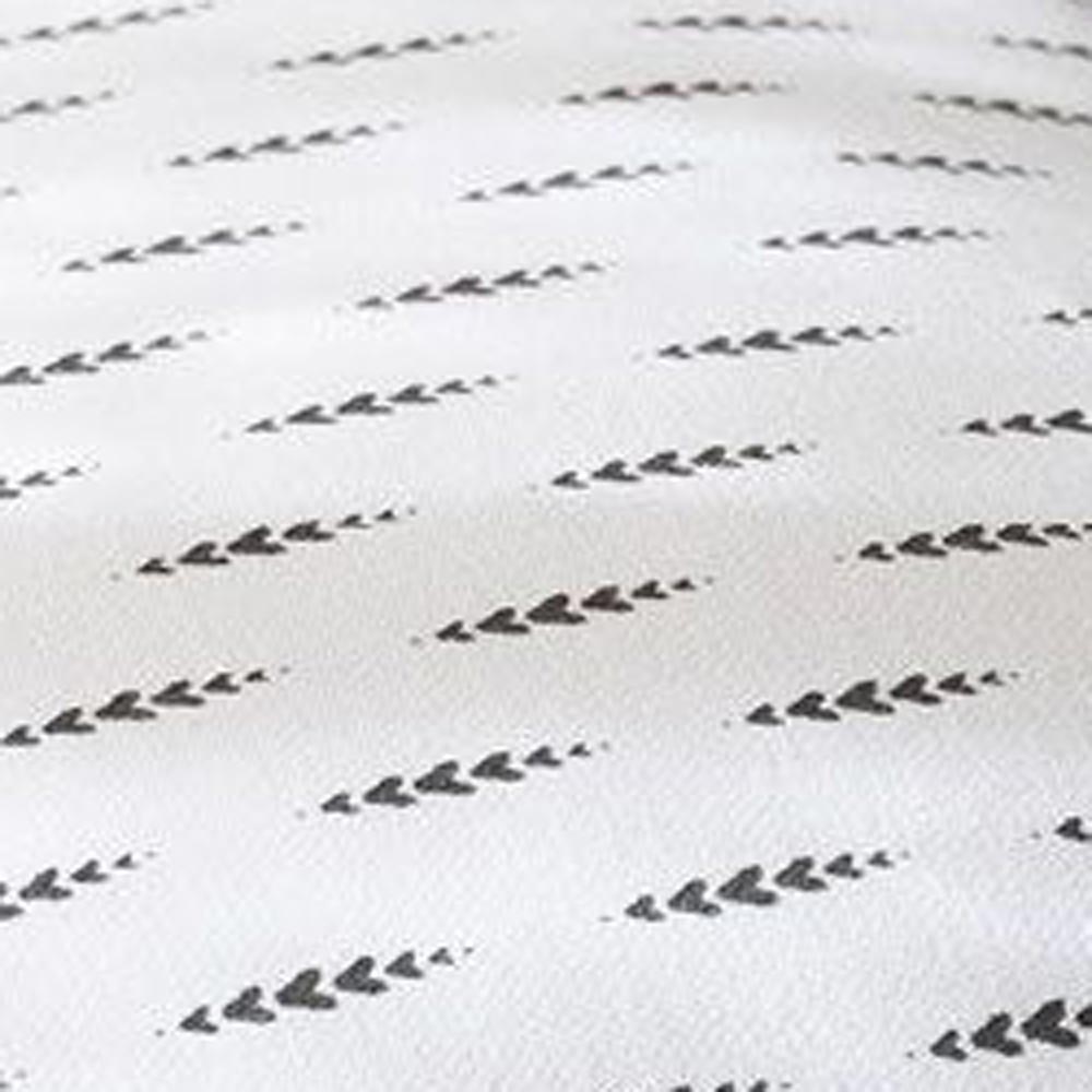Der Kissenbezug Chambray Hearts 50 x 50 cm der Bastion Collections zeigt ein diagonales Muster aus kleinen, dunklen Herzformen auf hellem Hintergrund.