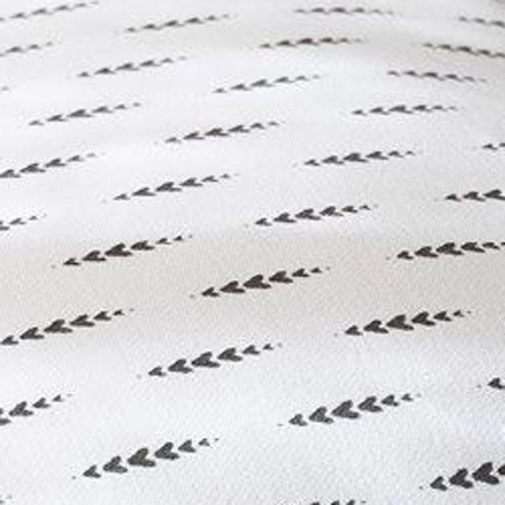 Der Kissenbezug Chambray Hearts 50 x 50 cm der Bastion Collections zeigt ein diagonales Muster aus kleinen, dunklen Herzformen auf hellem Hintergrund.
