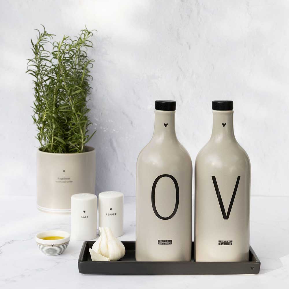 Zwei Flaschen Bastion Collections - Salz- und Pfefferstreuer 2er-Set weiß mit dem Wort „Love“ darauf.