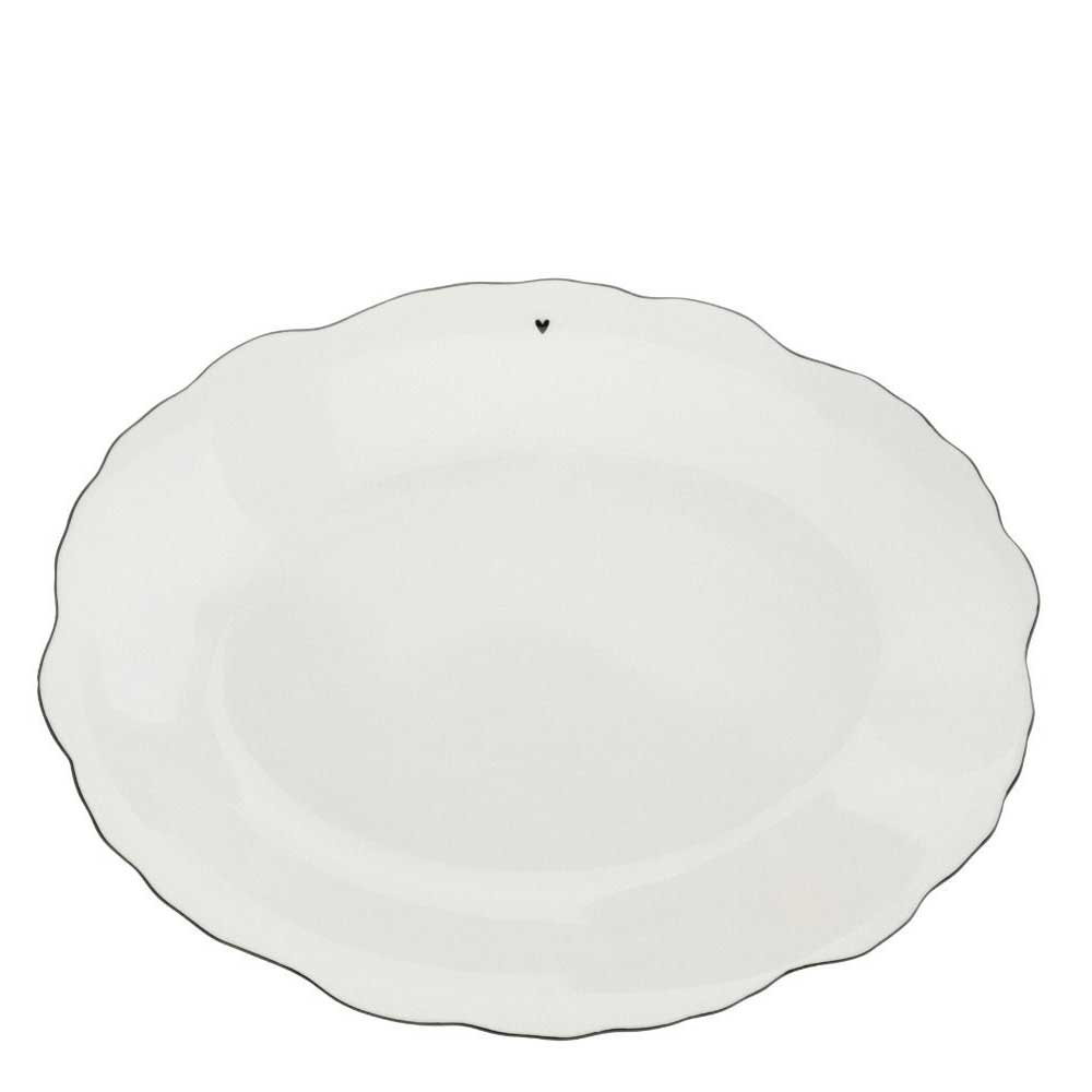 Bastion Collections – Servierplatte White Flower: Ein weißer Keramikteller mit gewelltem Rand und einem kleinen Herz am Rand.
