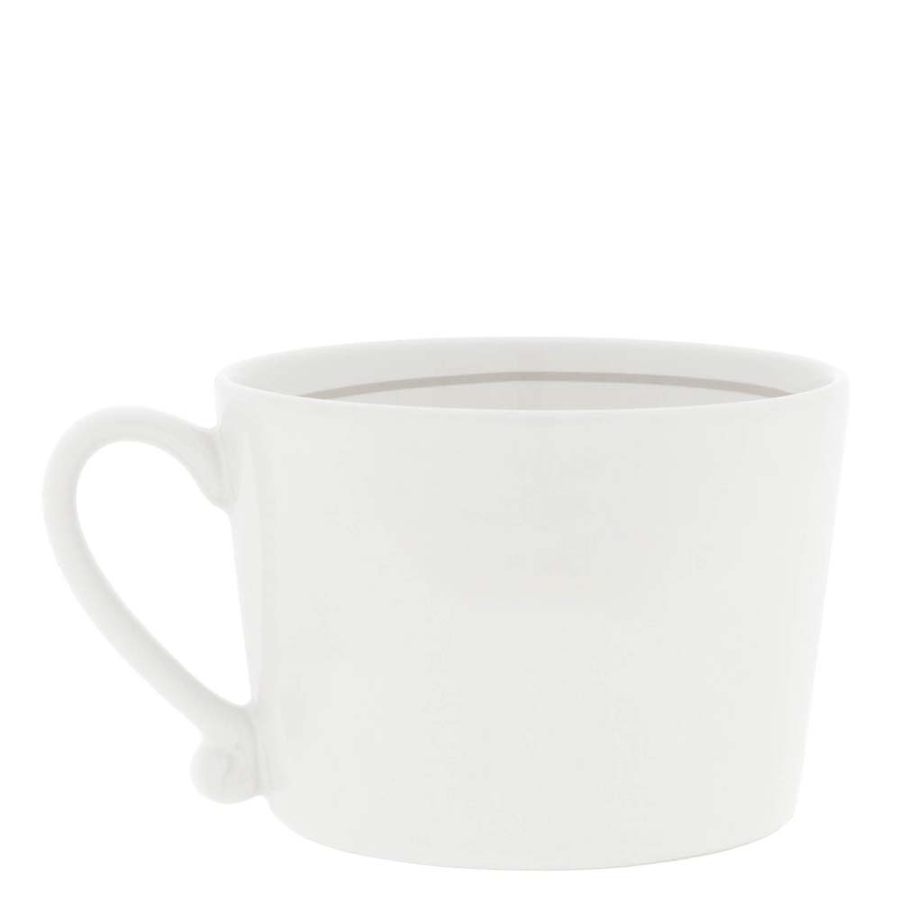 Eine Bastion Collections - Tasse COFFEE mit Herz Kaffeetasse mit Henkel aus Titankeramik, gefüllt mit einer dunklen Flüssigkeit.