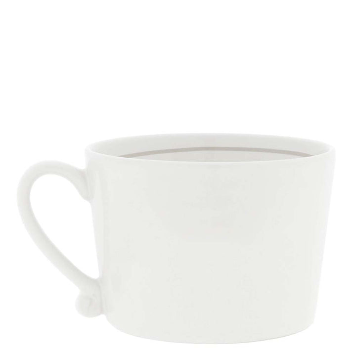 Eine Bastion Collections - Tasse COFFEE mit Herz Kaffeetasse mit Henkel aus Titankeramik, gefüllt mit einer dunklen Flüssigkeit.