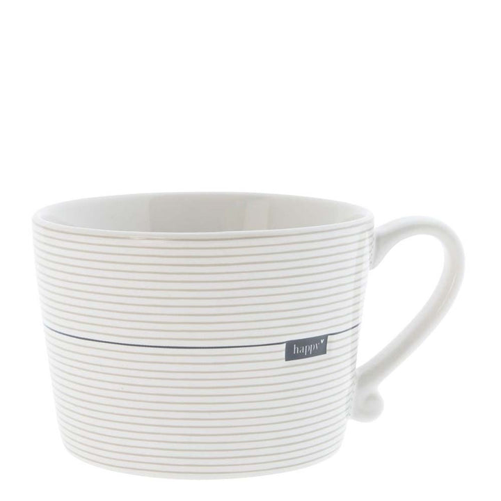 Die „Bastion Collections – Tasse Happy Titane“ ist eine weiße Keramiktasse mit dünnen horizontalen schwarzen Streifen und dem Wort „Happy“ auf einer Seite.
