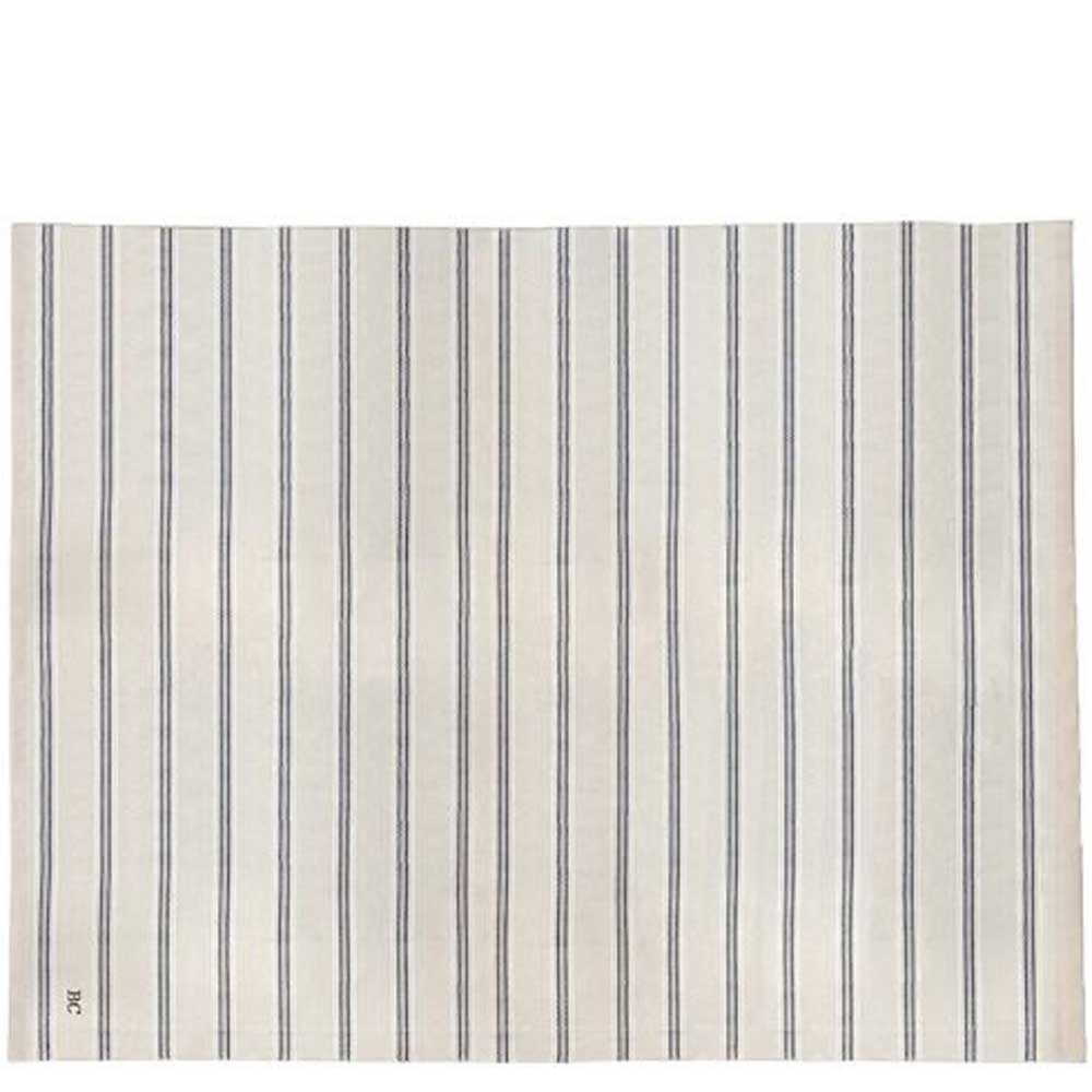 Ein rechteckiger Stoff mit der Aufschrift „Bastion Collections – Tischdecke Natur Streifen 260 x 160 cm“ weist vertikale blaue und weiße Streifen mit einem kleinen „HC“-Monogramm in der unteren linken Ecke auf.