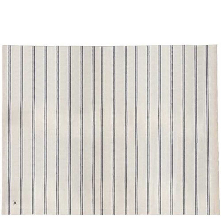 Ein rechteckiger Stoff mit der Aufschrift „Bastion Collections – Tischdecke Natur Streifen 260 x 160 cm“ weist vertikale blaue und weiße Streifen mit einem kleinen „HC“-Monogramm in der unteren linken Ecke auf.