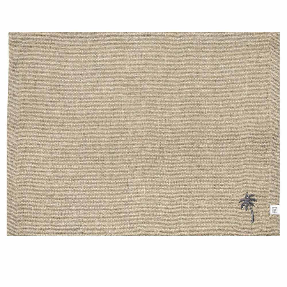 Ein Tischset von Bastion Collections aus beigefarbenem gewebtem Leinen mit einer kleinen gestickten Palme in der unteren rechten Ecke, Maße 48 x 36 cm.
