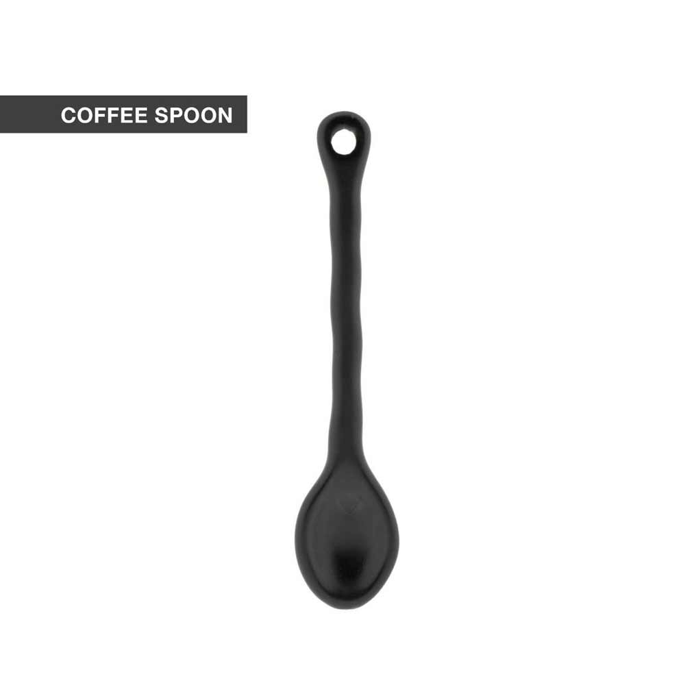 Vor einem weißen Hintergrund ist ein Bastion Collections – Löffel für Kaffee wellenförmig mit einem kleinen Loch im Griff zum Aufhängen abgebildet.