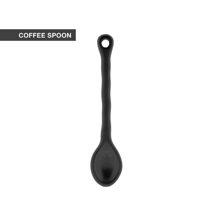 Vor einem weißen Hintergrund ist ein Bastion Collections – Löffel für Kaffee wellenförmig mit einem kleinen Loch im Griff zum Aufhängen abgebildet.