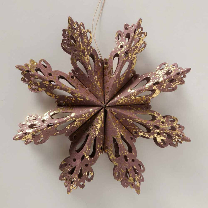 Faltbare 3D-Schneeflocken-Hängedekoration von Boltze mit goldenen Sprenkeln und komplizierten Mustern.
