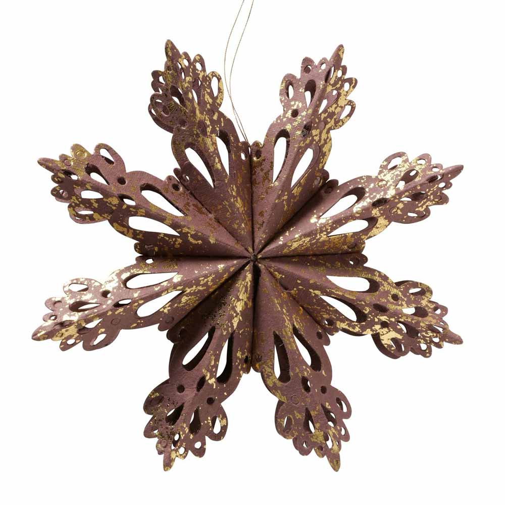 Die „Boltze – Hängedeko 3D-Schneeflocken mit gold gesprenkelt faltbar“ ist ein faltbares Schneeflockenornament aus braunem Papier, verziert mit aufwendig ausgeschnittenen Mustern und goldenen Sprenkeln, das an einer Schnur aufgehängt ist.