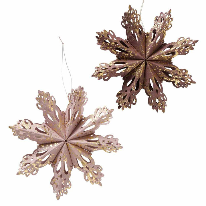 Zwei aufwendig gestaltete, faltbare 3D-Papier-Schneeflocken von Boltze, an Schnüren hängend mit Goldsprenkeln, in Hellbraun und Dunkelbraun.