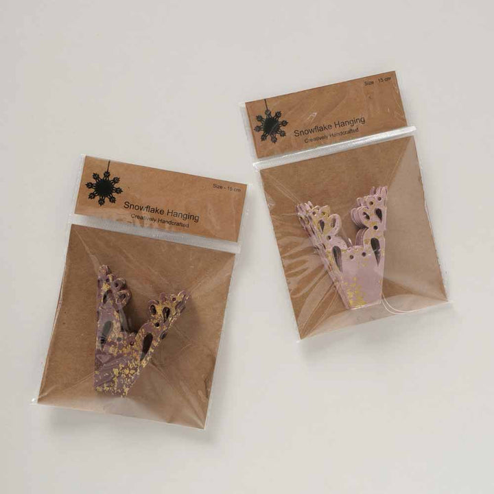 Auf hellem Untergrund sind zwei Pakete Boltze - Hängedeko 3D-Schneeflocken mit faltbaren Motiven und Goldsprenkeln abgebildet.