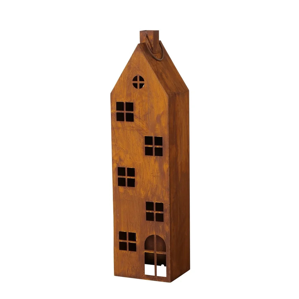 Das Boltze Laterne Alba Rost Deko Haus Mega 2er-Set enthält hohe, schmale Deko-Häuser aus Holz mit ausgeschnittenen Fenstern und Türen, Schrägdächern und kleinen Schlaufen zum Aufhängen.
