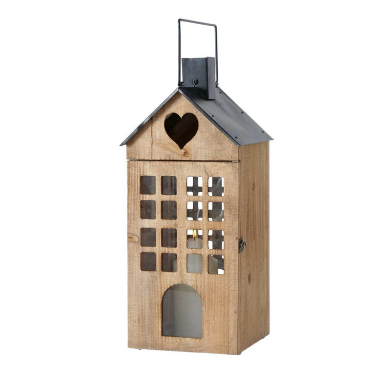 Die Boltze - Laterne Brixen Haus ist eine Holzlaterne mit hübschen Herz- und Quadratausschnitten an den Seiten, gekrönt von einem schwarzen Metalldach und abgerundet durch einen praktischen Griff.