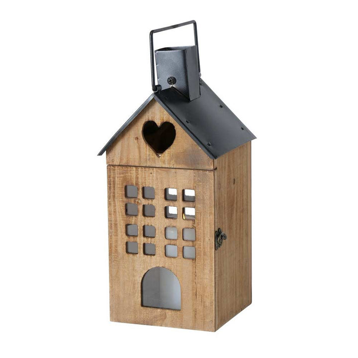 Wir präsentieren die **Boltze - Laterne Brixen Haus**: eine dekorative Holzlaterne mit Metalldach, die oben eine herzförmige Aussparung und auf der Vorderseite fensterartige Aussparungen aufweist.