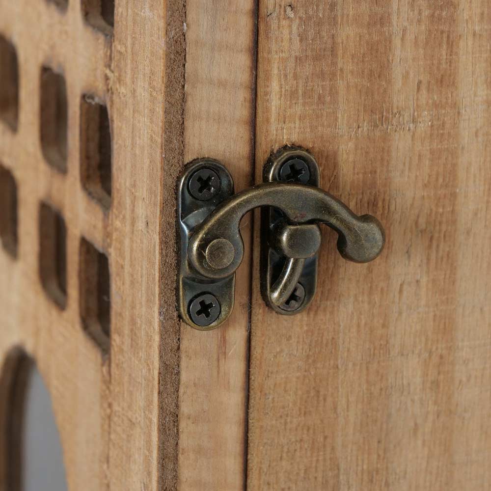 Nahaufnahme des Messingriegels Boltze – Laterne Brixen Haus an einer Holztür mit Gittermuster auf der linken Seite.