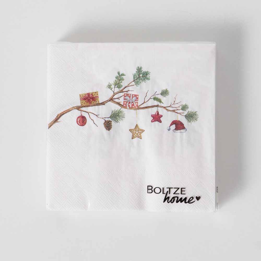 Die Papierserviette „Papierserviette Weihnacht mit Tannenzweig“ von Boltze zeigt einen festlichen Zweig, der mit einem kleinen Geschenk, Ornamenten, einem Tannenzapfen, einem Stern und einer Weihnachtsmannmütze geschmückt ist, sowie das „Boltze home“-Logo an der Unterseite.