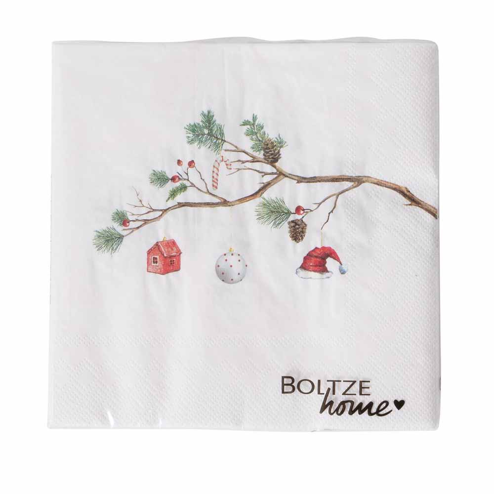 Eine weiße Serviette mit dem Namen „Boltze – Papierserviette Weihnacht mit Tannenzweig“ zeigt ein weihnachtliches Design mit einem Zweig, Ornamenten, einem roten Haus, einer Weihnachtsmannmütze und Tannenzapfen sowie den Text „Boltze home“.
