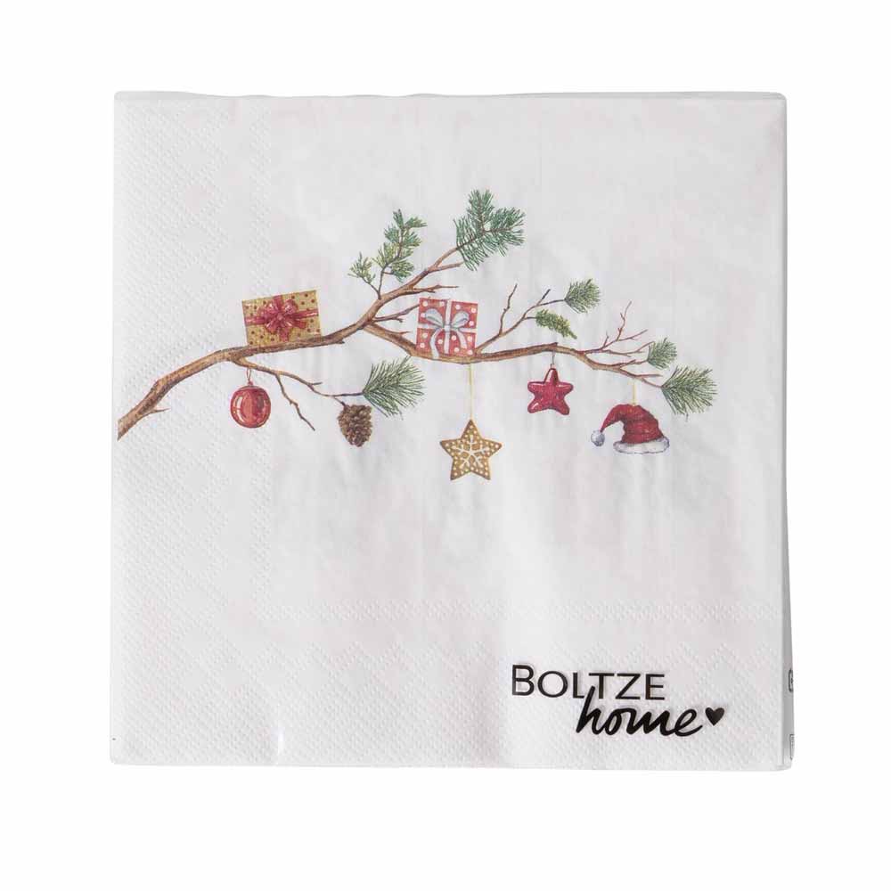 Die Papierserviette „Weihnacht mit Tannenzweig“ ist eine weihnachtlich gestaltete Serviette mit einem Zweig, der mit Ornamenten wie einer Geschenkbox, einem Stern, einem Tannenzapfen, einer roten Kugel und einer Weihnachtsmannmütze verziert ist. Unten ist der Text „Boltze Home“ zu sehen.