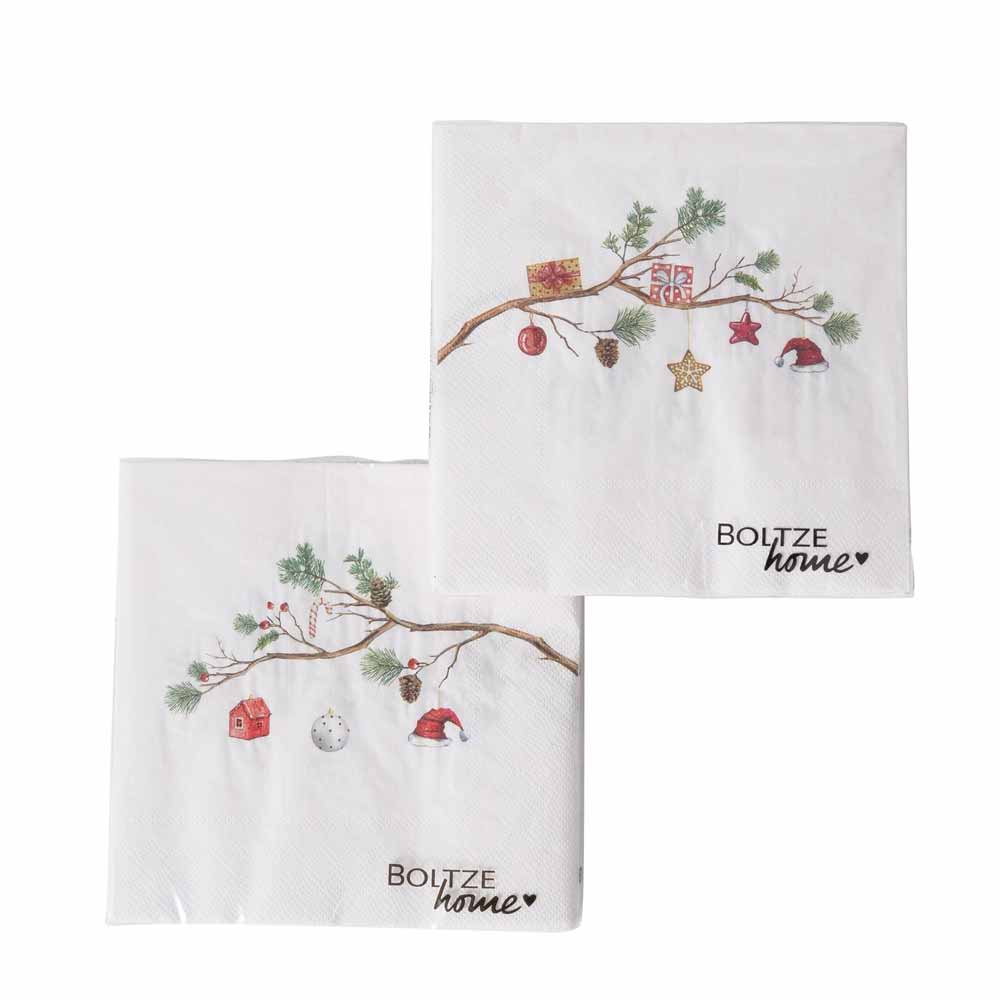 Ein Paar dekorative Servietten von Boltze, geschmückt mit einem festlichen Weihnachtszweig-Design, komplett mit Ornamenten und der Aufschrift „Boltze Home“.