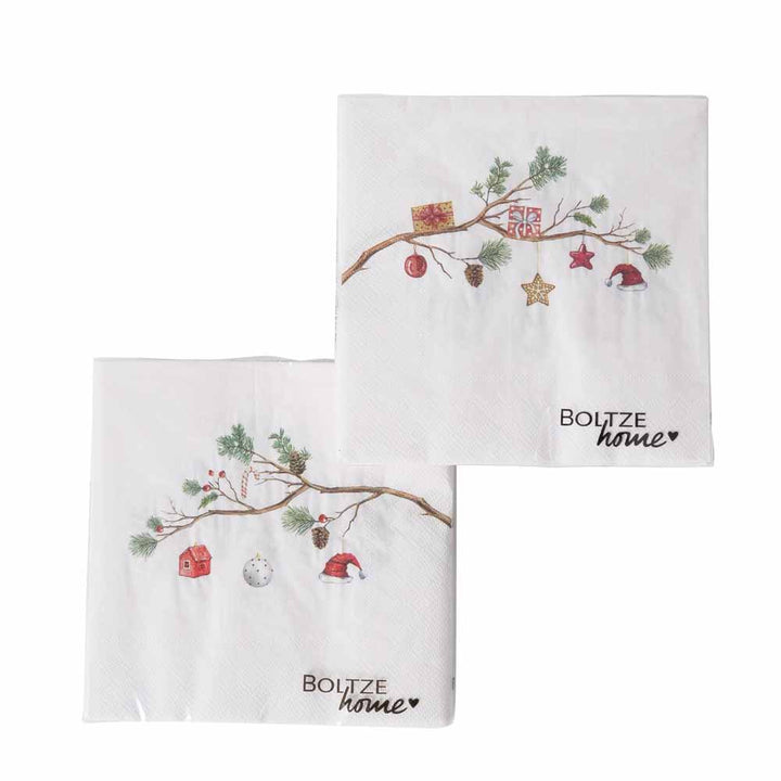 Ein Paar dekorative Servietten von Boltze, geschmückt mit einem festlichen Weihnachtszweig-Design, komplett mit Ornamenten und der Aufschrift „Boltze Home“.
