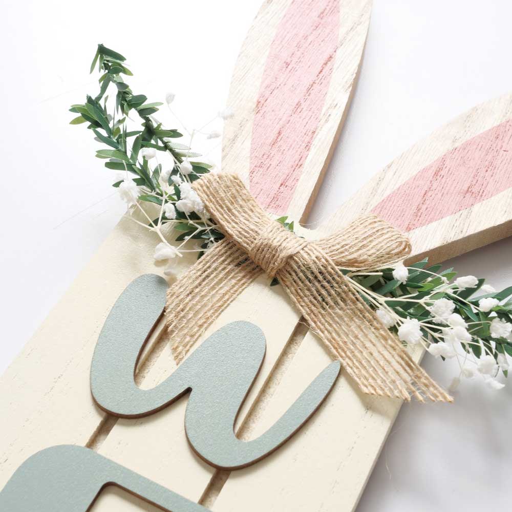 Ein Boltze - Schild Welcome Hase mit Schleife.