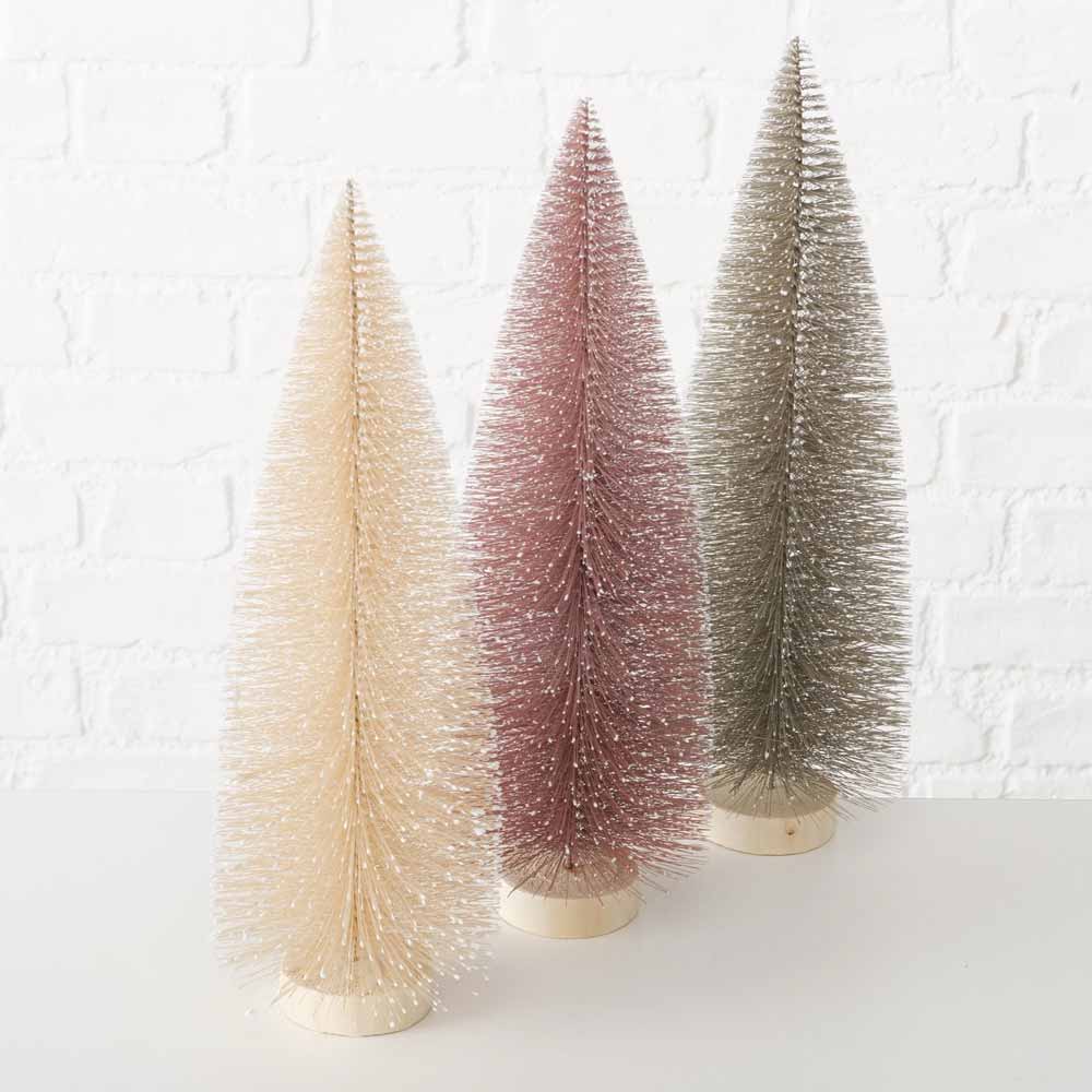 Drei Boltze - Weihnachtsbaum Vintage Pastell mit Holzsockel, 40 cm groß, stehen in Creme, Rosa und Grün auf weißem Untergrund vor einer weißen Backsteinwand.