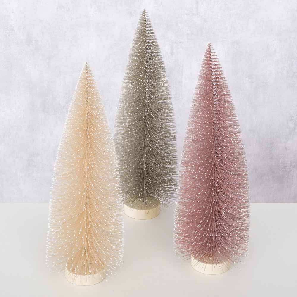 Ein Trio kleiner, kegelförmiger Dekobäume in Creme, Grün und Rosa mit mattierter Optik steht vor einem hellgrauen Hintergrund. Diese sind bekannt als Boltze - Weihnachtsbaum Vintage Pastell auf Holzsockel 40 cm.