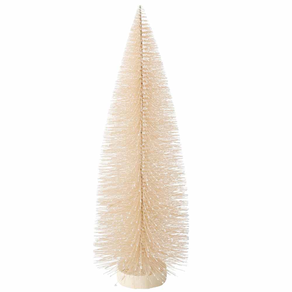 Ein kleiner, pastellbeiger Flaschenbürsten-Weihnachtsbaum mit rundem Holzsockel aus der Vintage-Kollektion von Boltze.