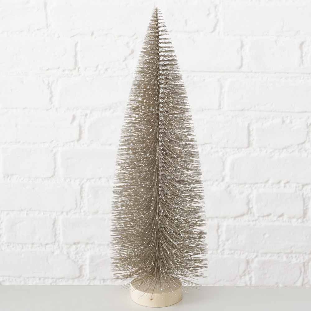 Der „Boltze – Weihnachtsbaum Vintage Pastell auf Holzsockel 40 cm“ präsentiert sich elegant vor einer weißen Backsteinwand.